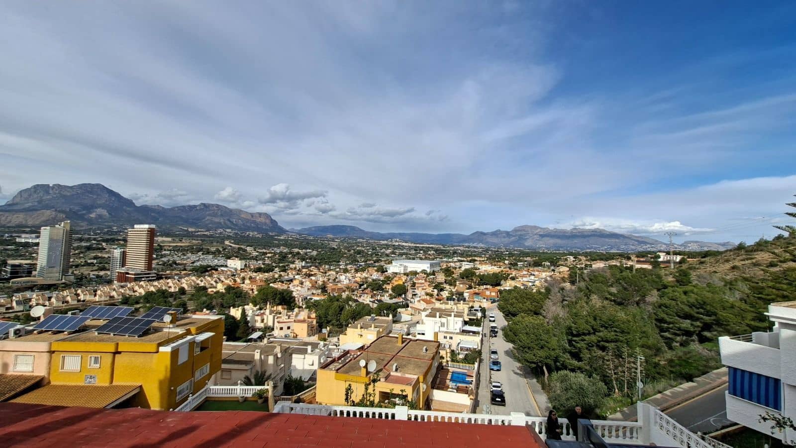 6 soverom Kjedet enebolig til salgs i Benidorm med svømmebasseng garasje - € 480 000 (Ref: 9974676)