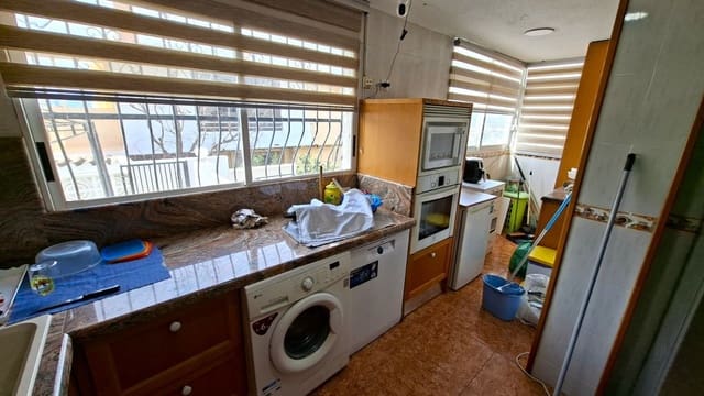 6 soverom Kjedet enebolig til salgs i Benidorm med svømmebasseng garasje - € 480 000 (Ref: 9974676)