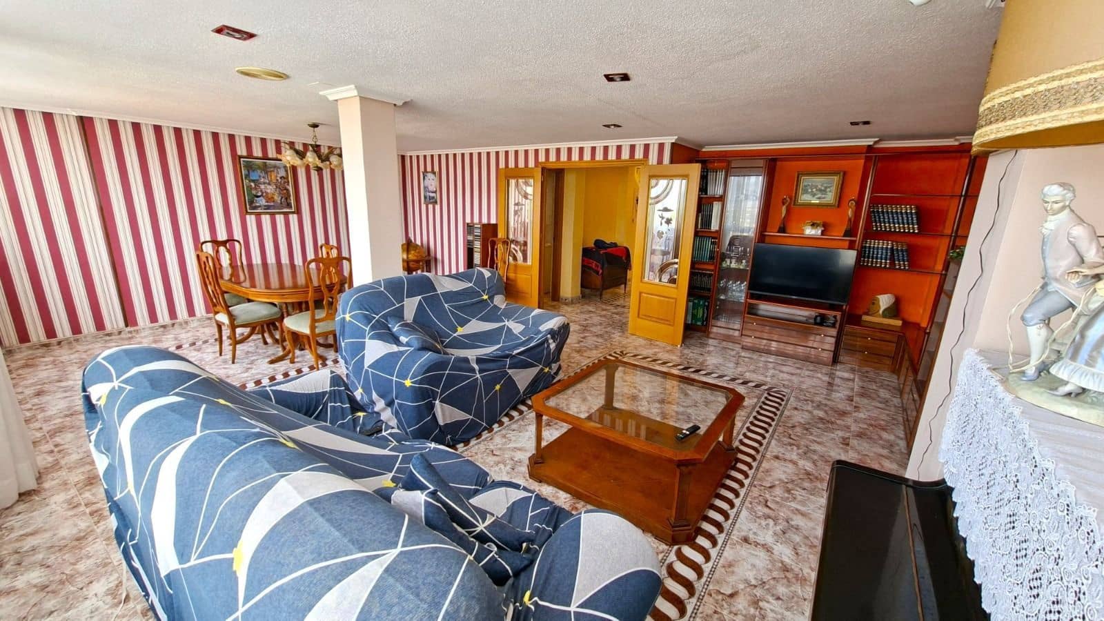 6 soverom Kjedet enebolig til salgs i Benidorm med svømmebasseng garasje - € 480 000 (Ref: 9974676)