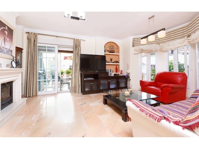 5 quarto Moradia para arrendar em Vélez-Málaga com piscina garagem - 2 500 € (Ref: 10046655)