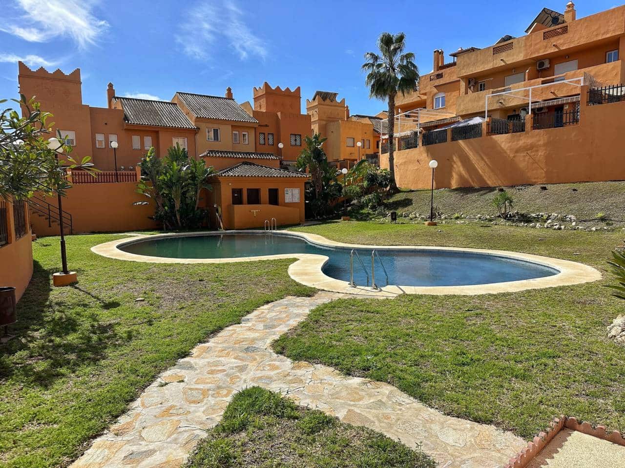 3 soverom Kjedet enebolig til salgs i Rincon de la Victoria med svømmebasseng garasje - € 498 000 (Ref: 8896098)