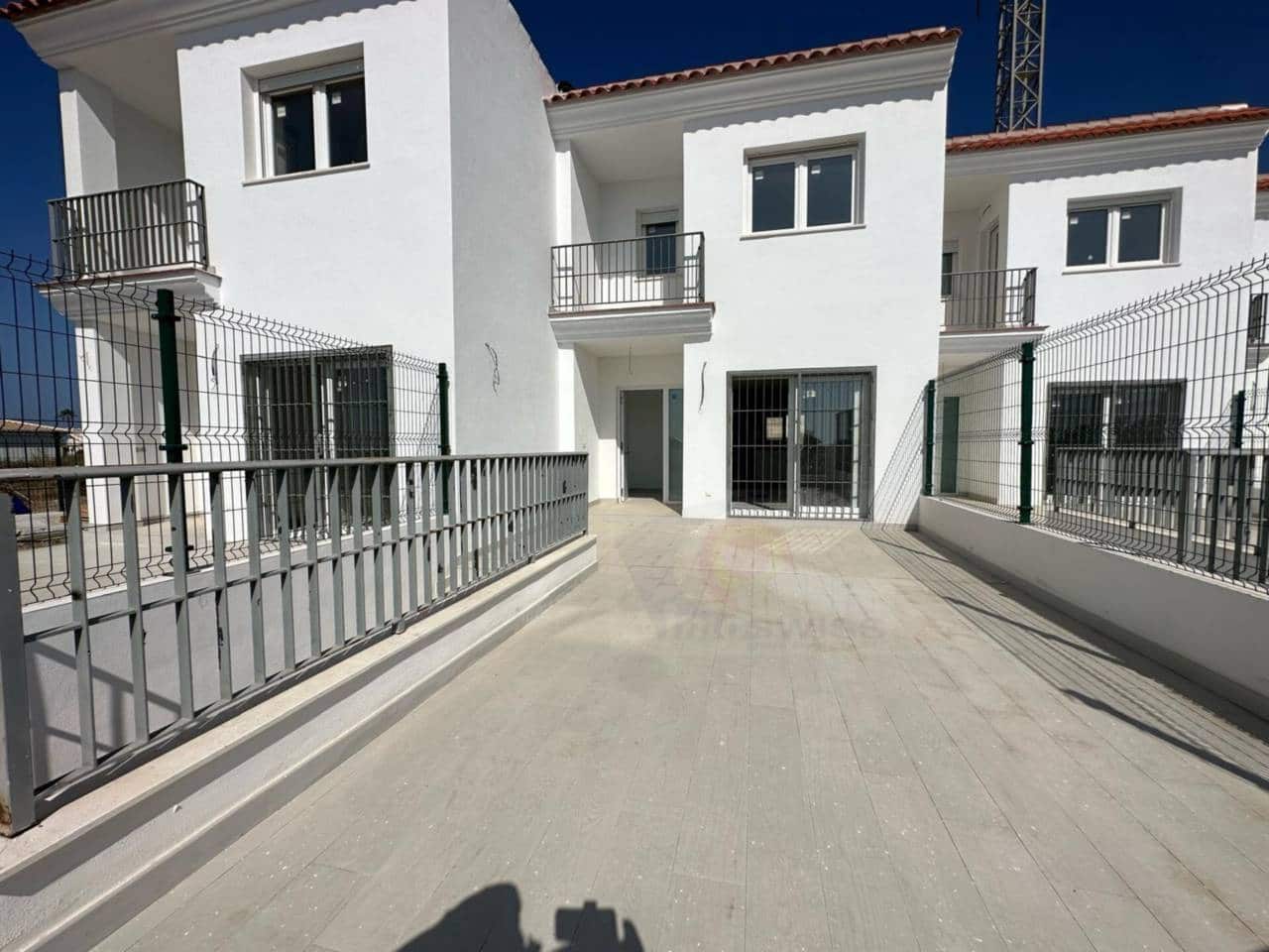 3 soveværelse Rækkehus til salg i Velez-Malaga med swimmingpool garage - € 345.400 (Ref: 9081197)