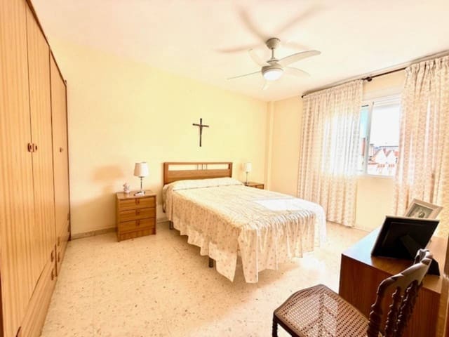 Piso de 3 habitaciones en Rincón de la Victoria en alquiler con piscina garaje - 950 € (Ref: 9412589)