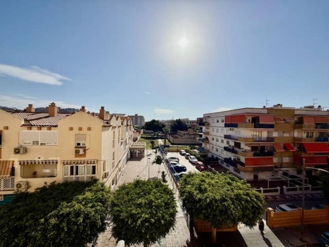 Piso de 3 habitaciones en Rincón de la Victoria en alquiler con piscina garaje - 950 € (Ref: 9412589)