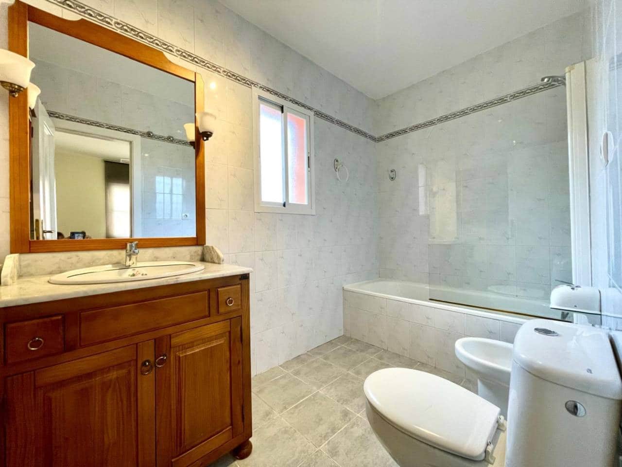 3 soverom Rekkehus til leie i Velez-Malaga med svømmebasseng garasje - € 1 500 (Ref: 9451770)