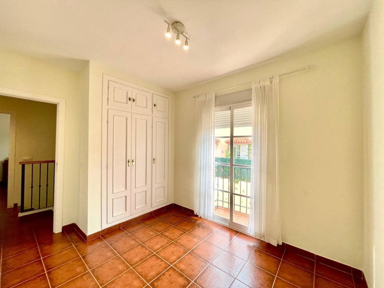 3 soverom Rekkehus til leie i Velez-Malaga med svømmebasseng garasje - € 1 500 (Ref: 9451770)