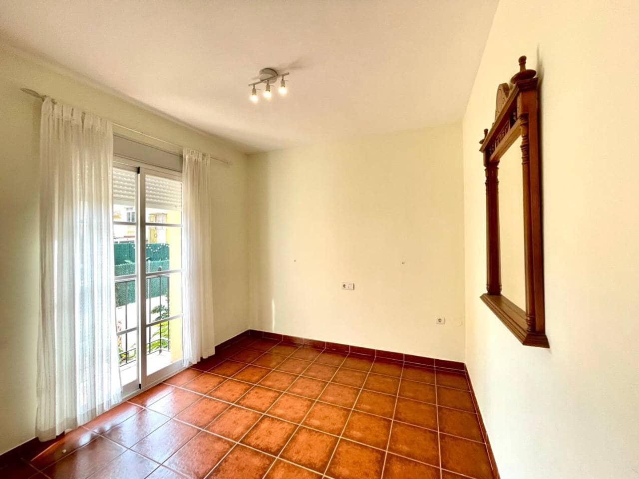 3 soverom Rekkehus til leie i Velez-Malaga med svømmebasseng garasje - € 1 500 (Ref: 9451770)