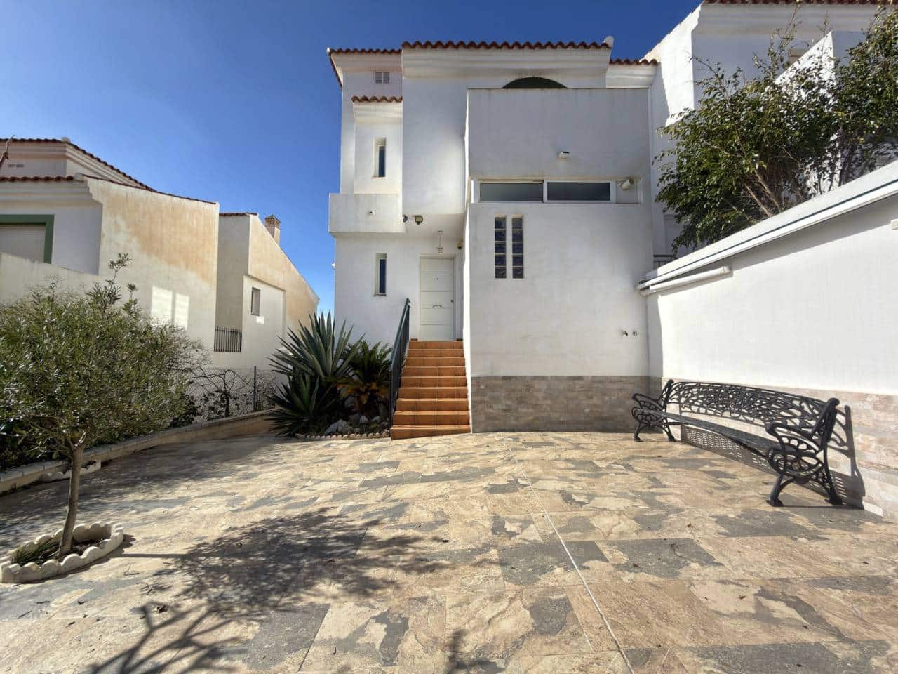 3 slaapkamer Rijtjeshuis te koop in Anoreta met zwembad garage - € 495.000 (Ref: 9575367)