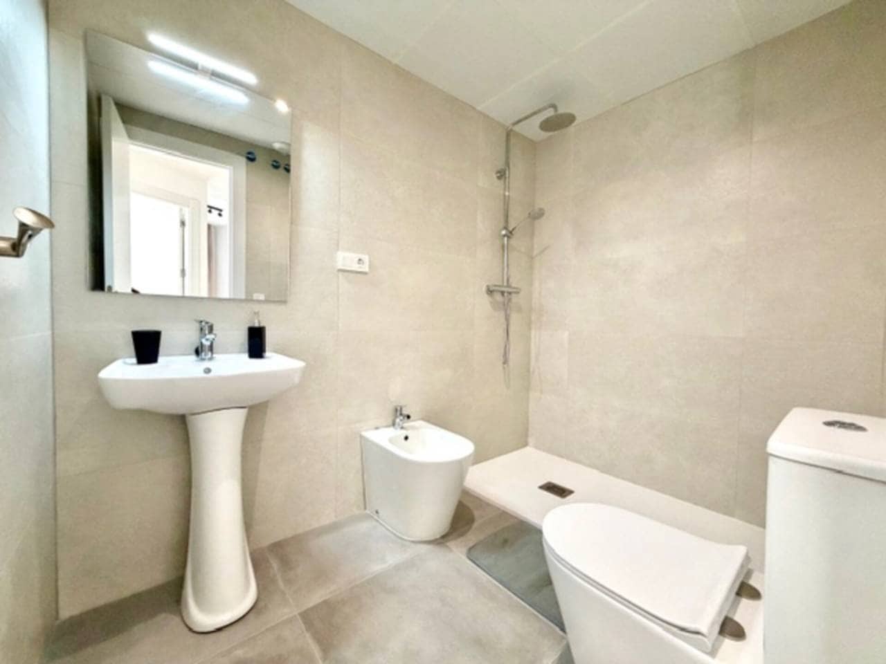 Apartamento de 2 habitaciones en Torre de Benagalbon en alquiler - 950 € (Ref: 9646763)