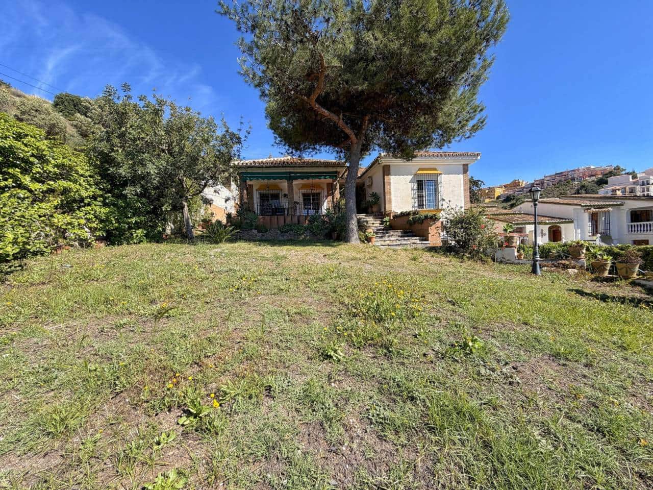 3 bedroom Villa for sale in Rincon de la Victoria with garage - € 860,000 (Ref: 9782906)