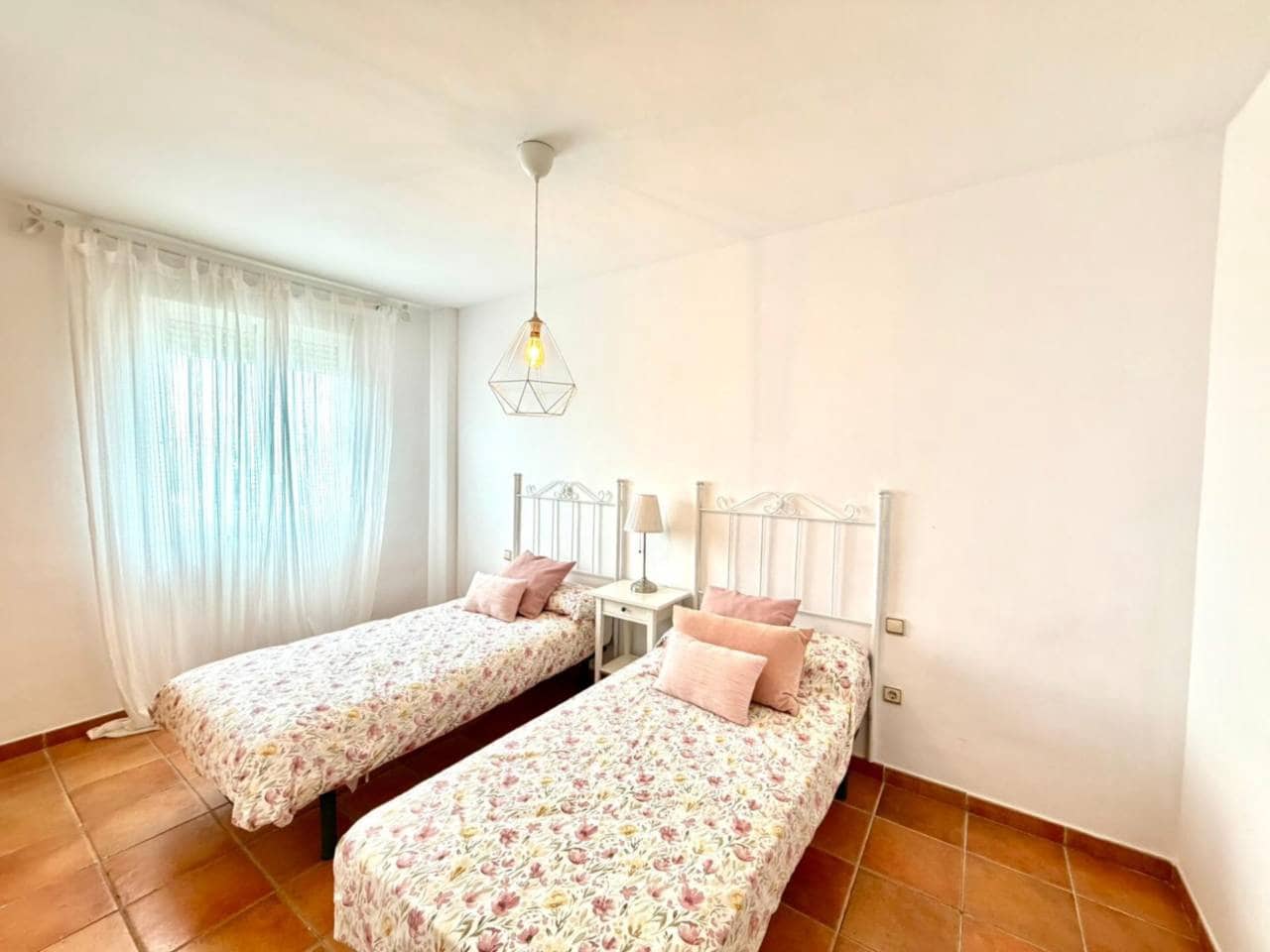 3 makuuhuone Rivitalo vuokrattavana paikassa Torre de Benagalbon mukana uima-altaan 
autotalli - 1 800 € (Ref: 9803864)