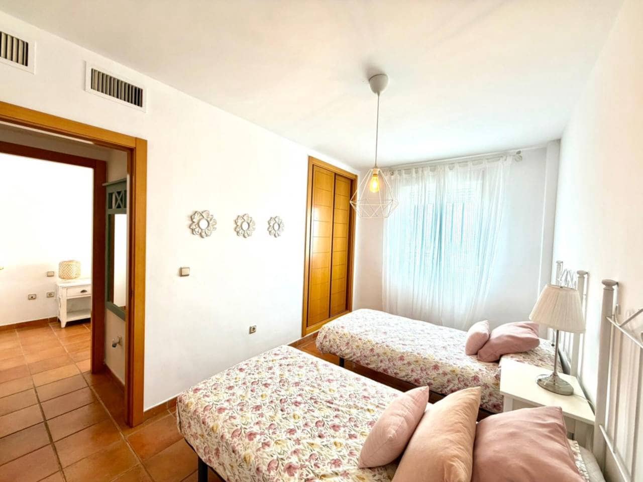 3 makuuhuone Rivitalo vuokrattavana paikassa Torre de Benagalbon mukana uima-altaan 
autotalli - 1 800 € (Ref: 9803864)