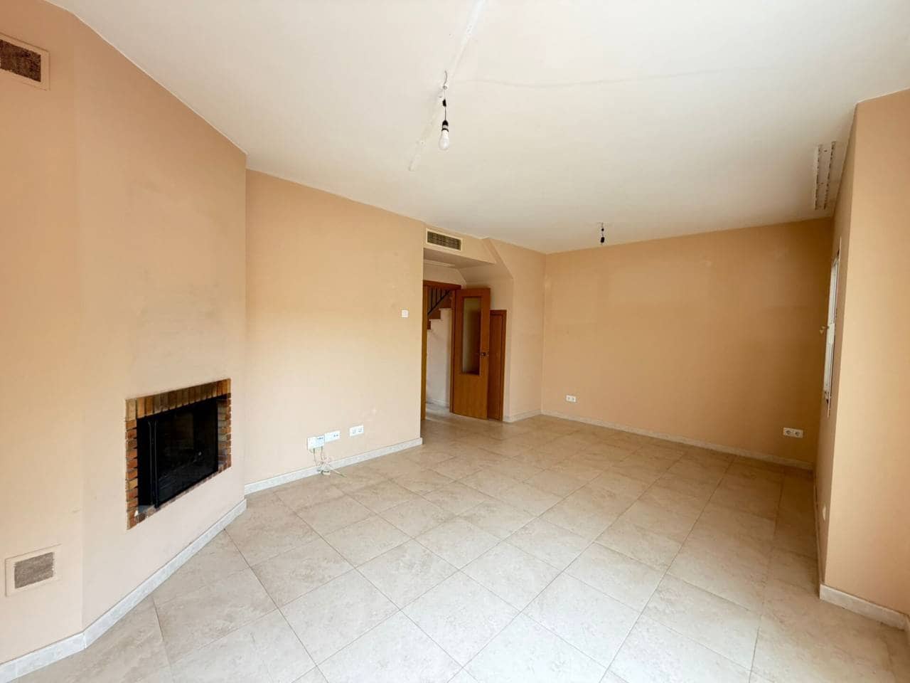 3 sypialnia Dom blizniak do wynajęcia w Velez-Malaga z basenem garażem - 1 800 € (Ref: 9805909)