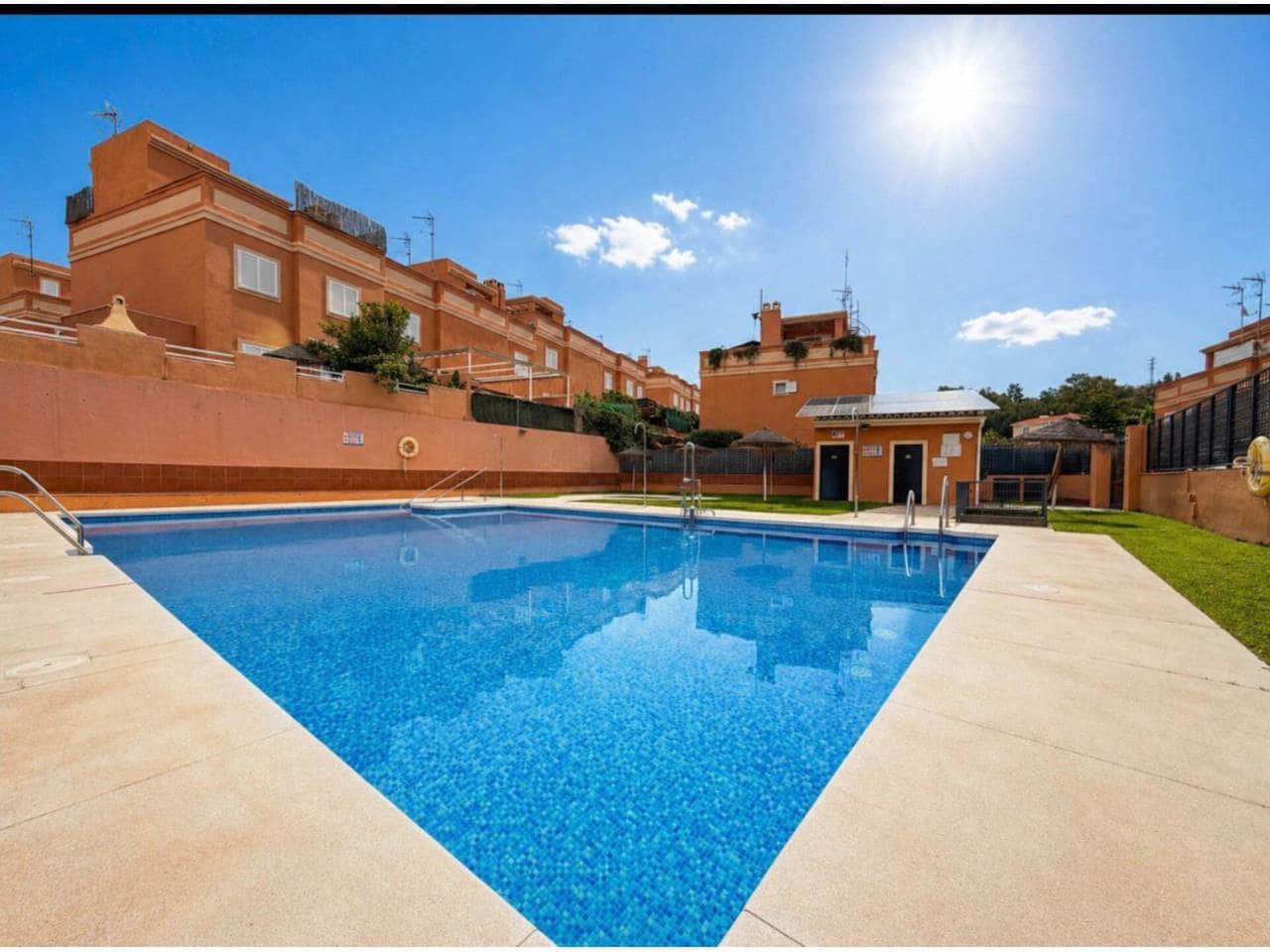 3 sypialnia Dom blizniak do wynajęcia w Velez-Malaga z basenem garażem - 1 800 € (Ref: 9805909)