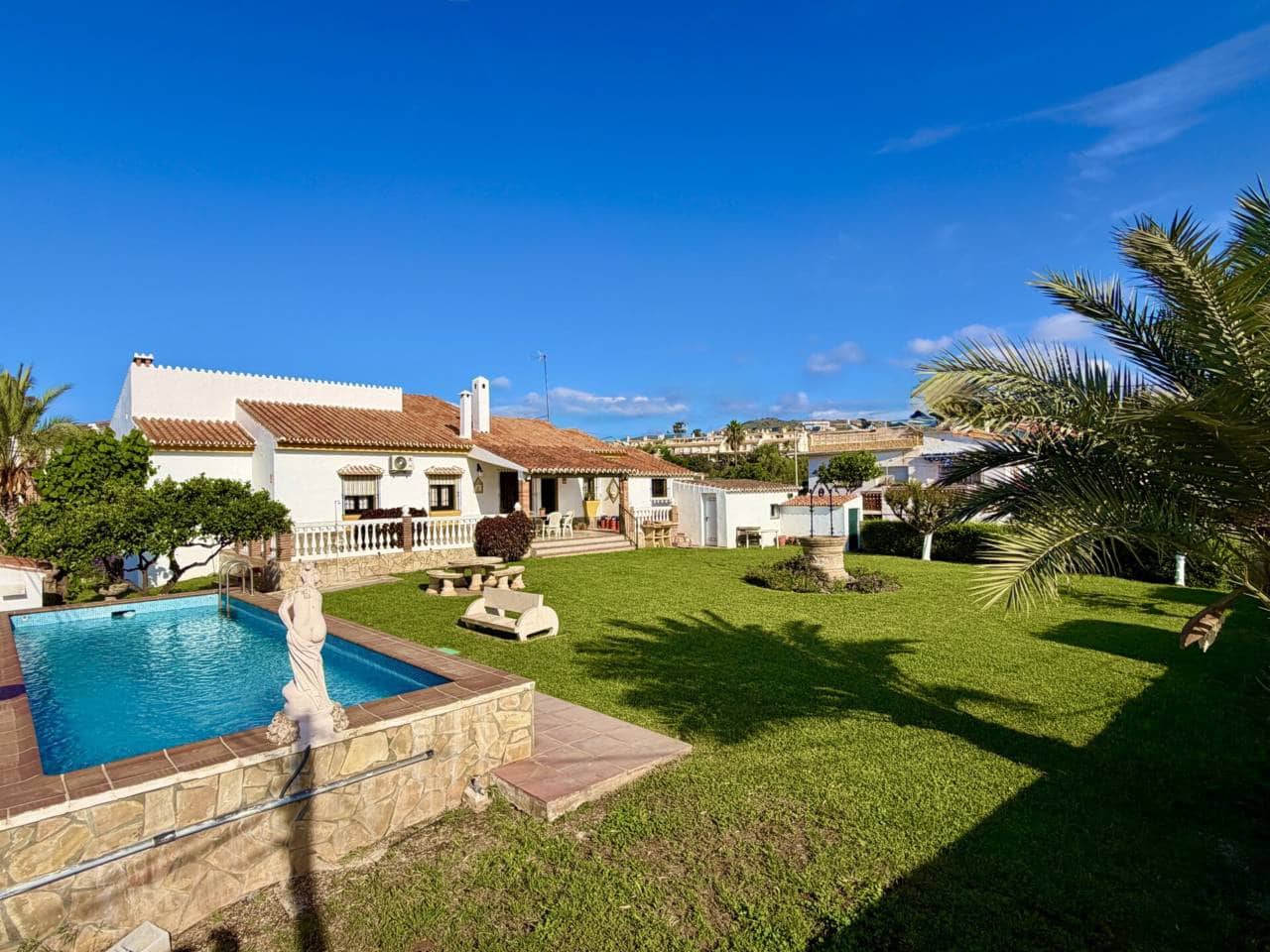 3 bedroom Villa for sale in Torre de Benagalbon with pool garage - € 895,000 (Ref: 9807524)