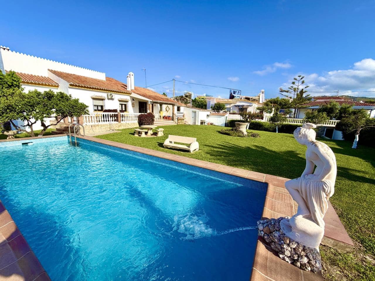 3 bedroom Villa for sale in Torre de Benagalbon with pool garage - € 895,000 (Ref: 9807524)