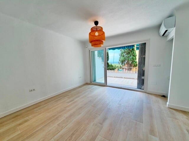 Villa/Maison Mitoyenne de 2 chambres à louer à Vélez-Málaga - 1 100 € (Ref: 9898453)