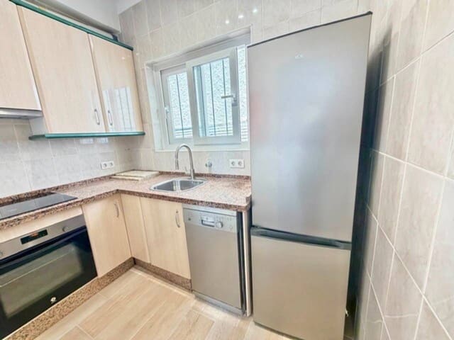 Villa/Maison Mitoyenne de 2 chambres à louer à Vélez-Málaga - 1 100 € (Ref: 9898453)
