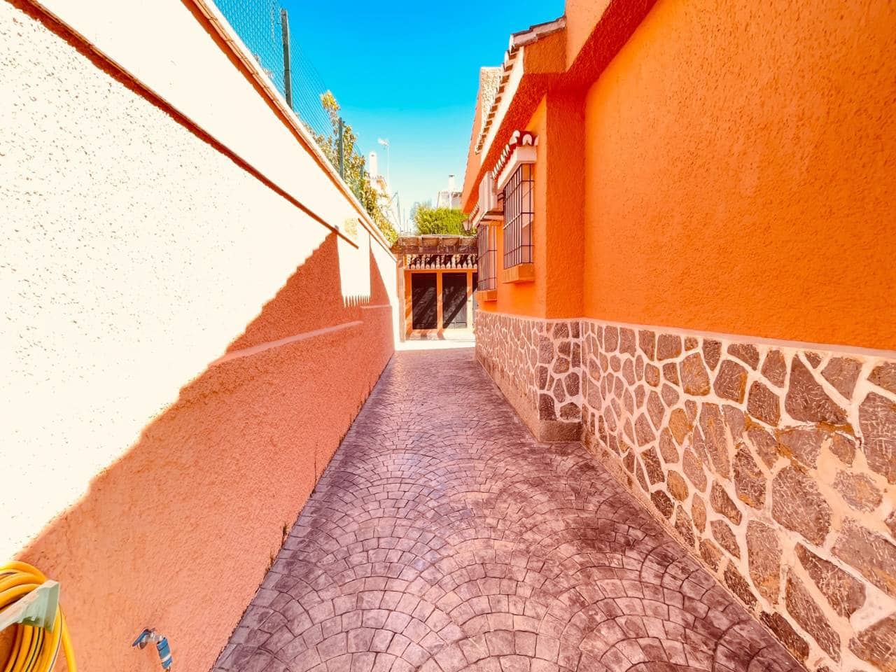 4 bedroom Villa for rent in Rincon de la Victoria with garage - € 2,500 (Ref: 9939251)