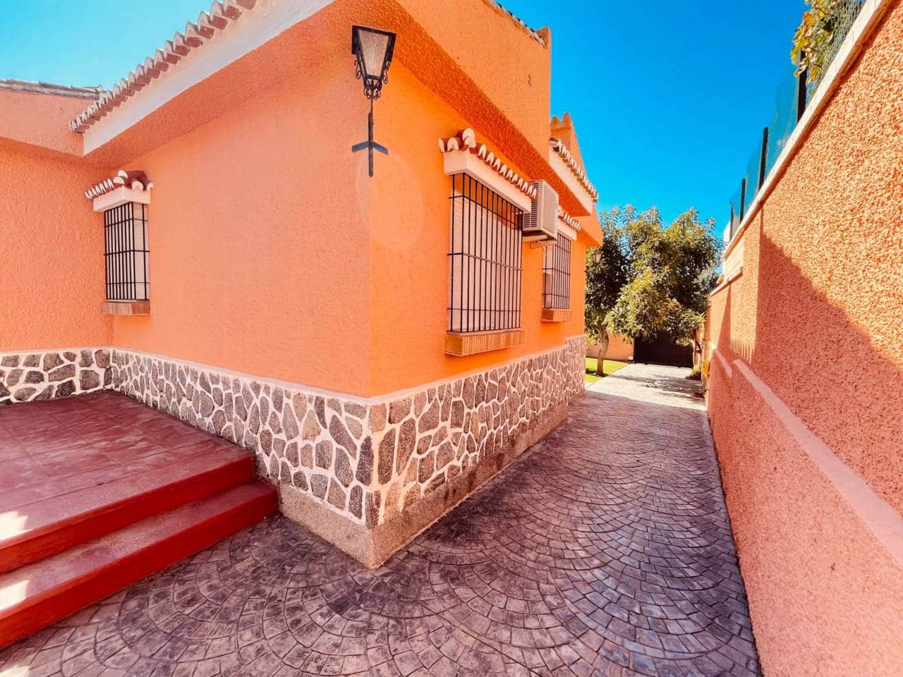 4 bedroom Villa for rent in Rincon de la Victoria with garage - € 2,500 (Ref: 9939251)