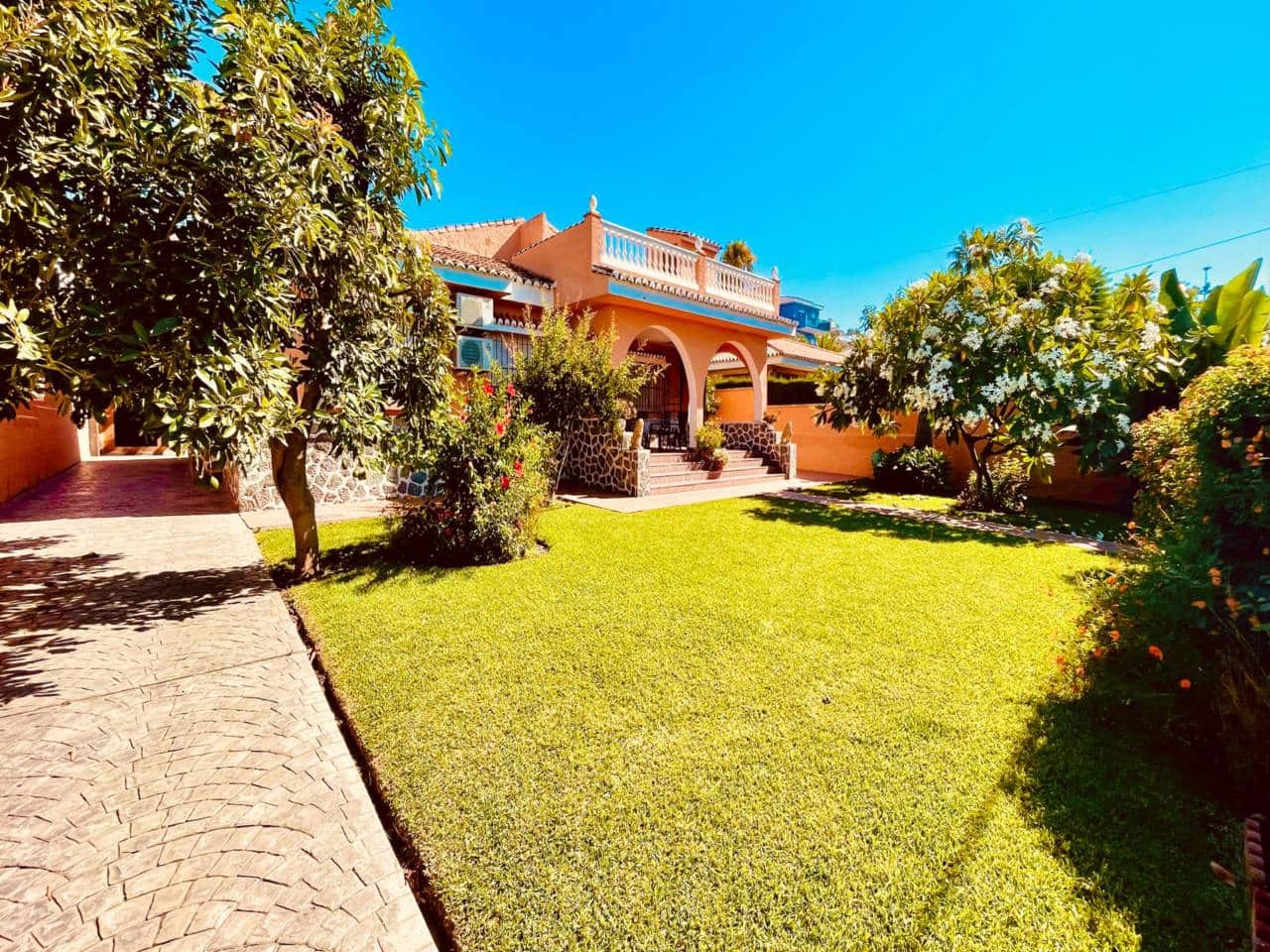 4 bedroom Villa for rent in Rincon de la Victoria with garage - € 2,500 (Ref: 9939251)
