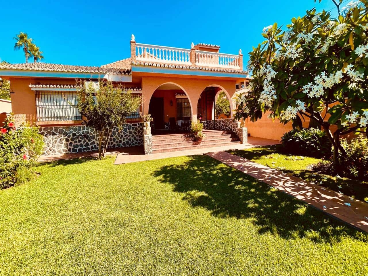 4 bedroom Villa for rent in Rincon de la Victoria with garage - € 2,500 (Ref: 9939251)