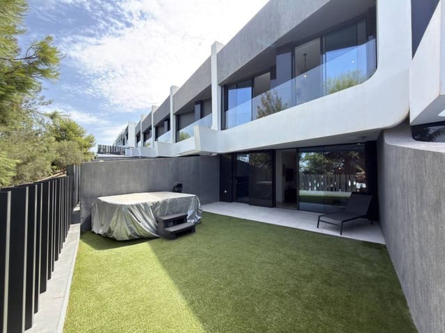 Adosado de 3 habitaciones en Vélez-Málaga en venta con piscina garaje - 495.000 € (Ref: 9967079)
