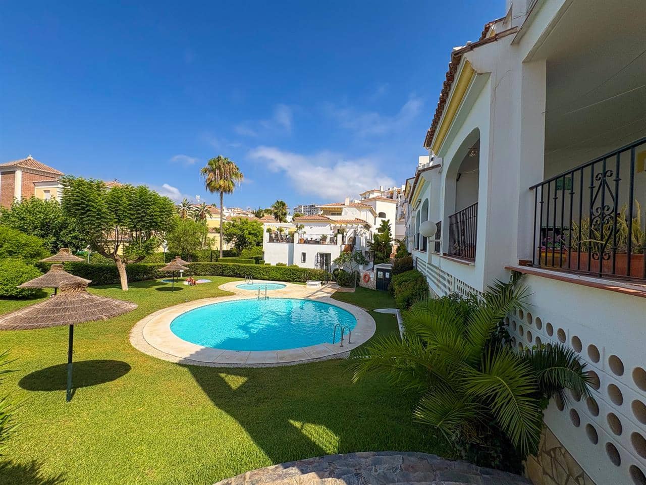 2 soveværelse Lejlighed til salg i Nerja med swimmingpool - € 378.000 (Ref: 9126630)