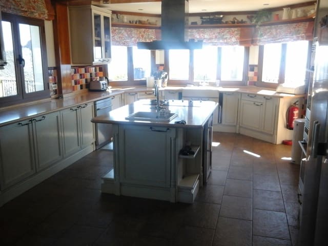 5 slaapkamer Villa te koop in Roque del Conde, Adeje met zwembad garage - € 1.595.000 (Ref: 2328484)