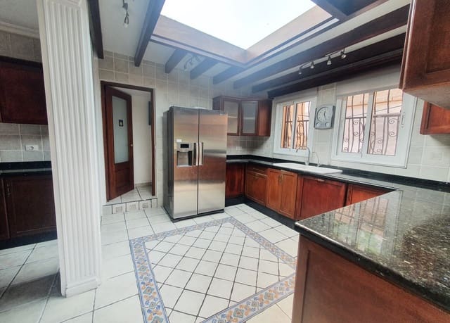 4 slaapkamer Villa te koop in Torviscas, Adeje met zwembad - € 1.200.000 (Ref: 7468776)