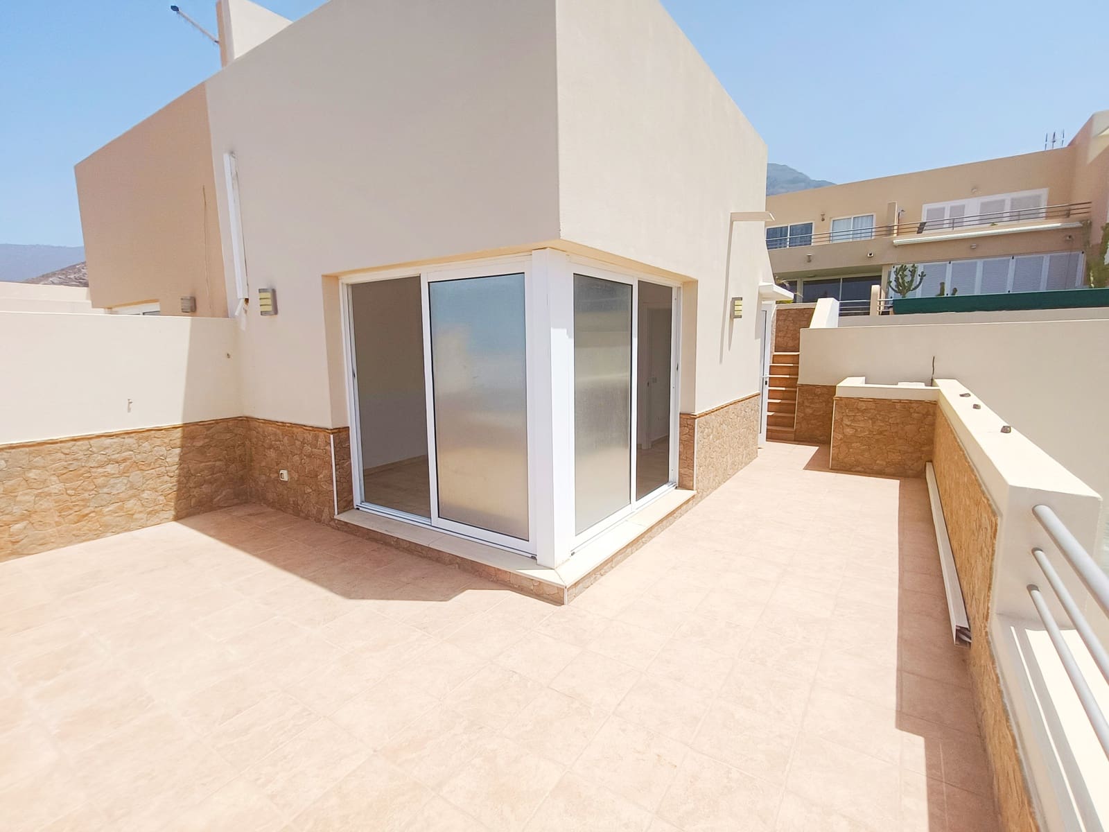 3 sypialnia Dom blizniak na sprzedaż w El Madronal z basenem garażem - 820 000 € (Ref: 9197548)