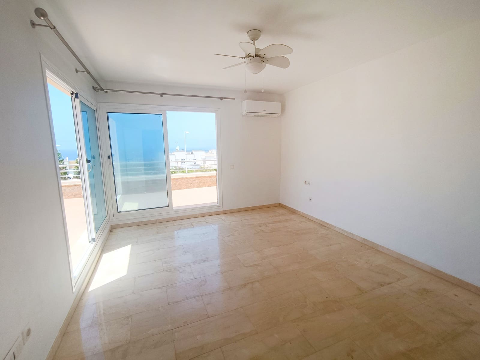 3 sypialnia Dom blizniak na sprzedaż w El Madronal z basenem garażem - 820 000 € (Ref: 9197548)