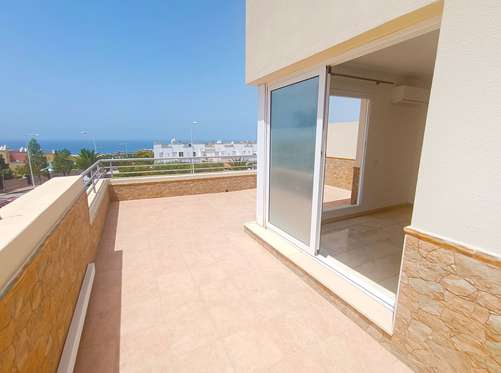 3 sypialnia Dom blizniak na sprzedaż w El Madronal z basenem garażem - 820 000 € (Ref: 9197548)