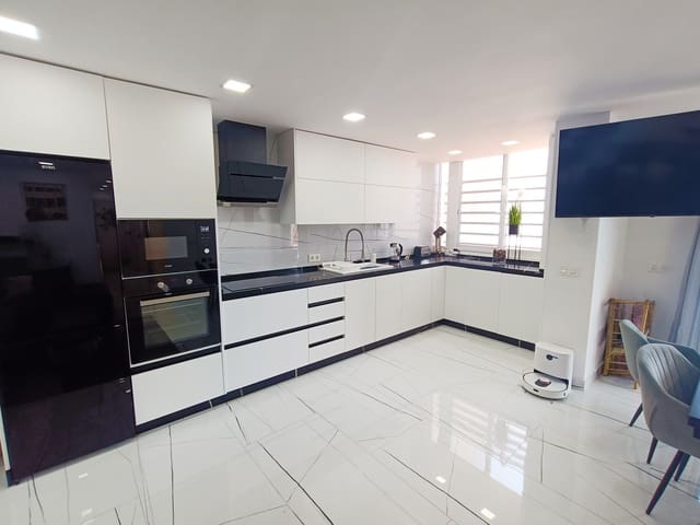 Apartamento de 3 habitaciones en San Eugenio Bajo, Adeje en venta con piscina garaje - 519.000 € (Ref: 9835969)