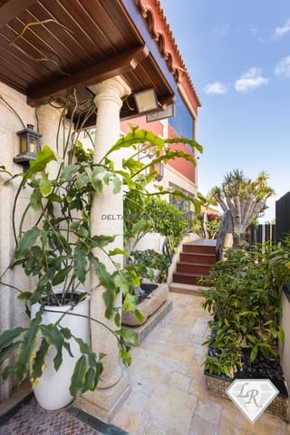 4 sypialnia Willa na sprzedaż w Los Cristianos, Arona z basenem garażem - 2 450 000 € (Ref: 10008064)