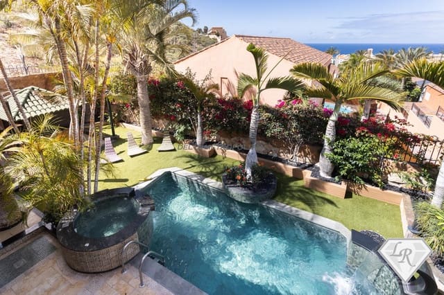 4 sypialnia Willa na sprzedaż w Los Cristianos, Arona z basenem garażem - 2 450 000 € (Ref: 10008064)