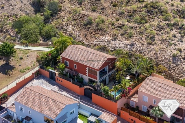 4 sypialnia Willa na sprzedaż w Los Cristianos, Arona z basenem garażem - 2 450 000 € (Ref: 10008064)