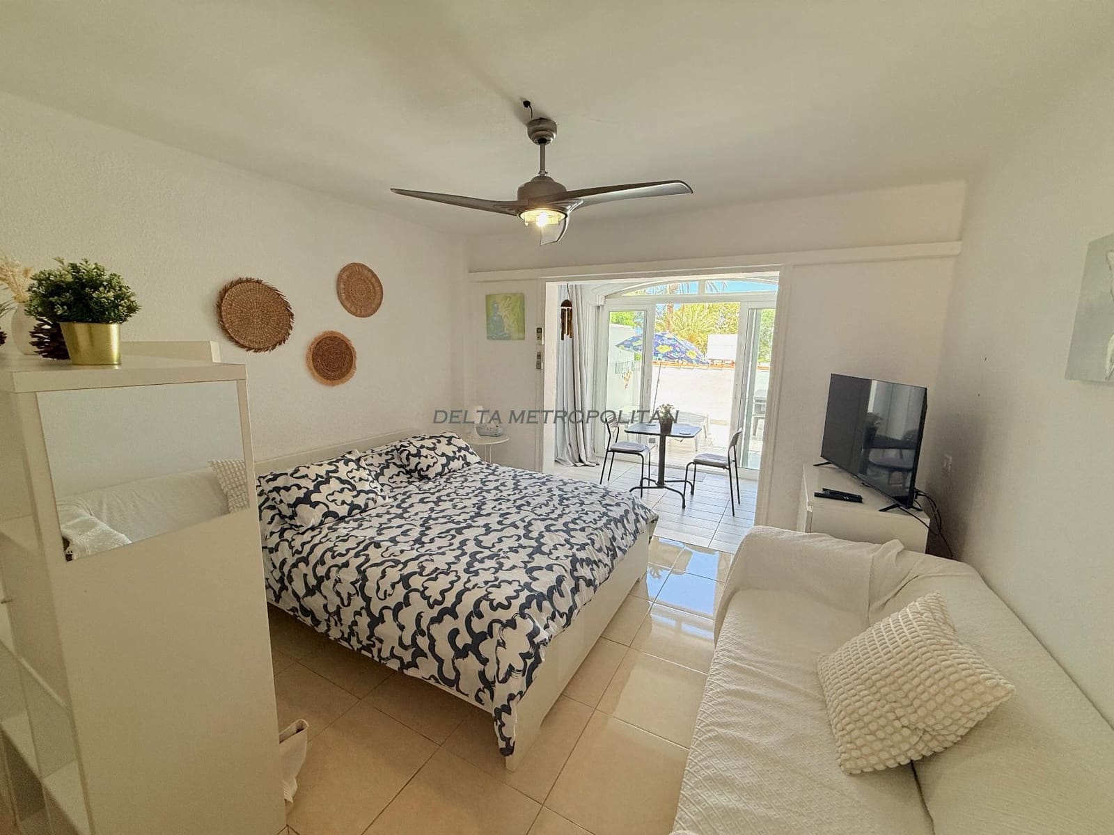 Studio for sale in Playa de las Americas with pool - € 264,999 (Ref: 9838621)