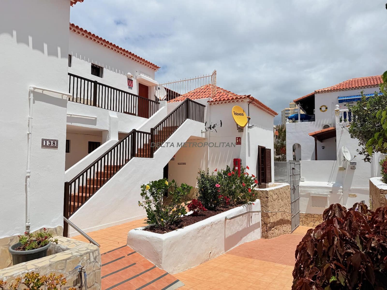 Studio for sale in Playa de las Americas with pool - € 264,999 (Ref: 9838621)