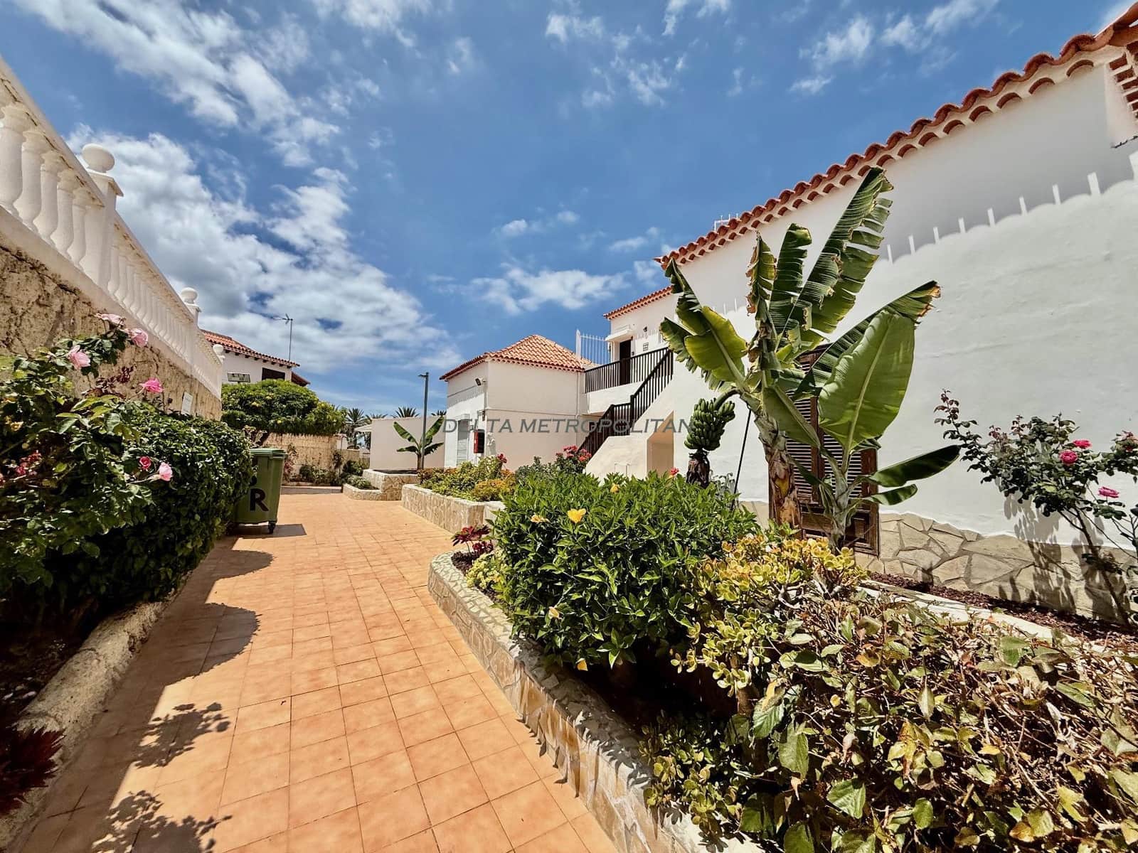 Studio for sale in Playa de las Americas with pool - € 264,999 (Ref: 9838621)