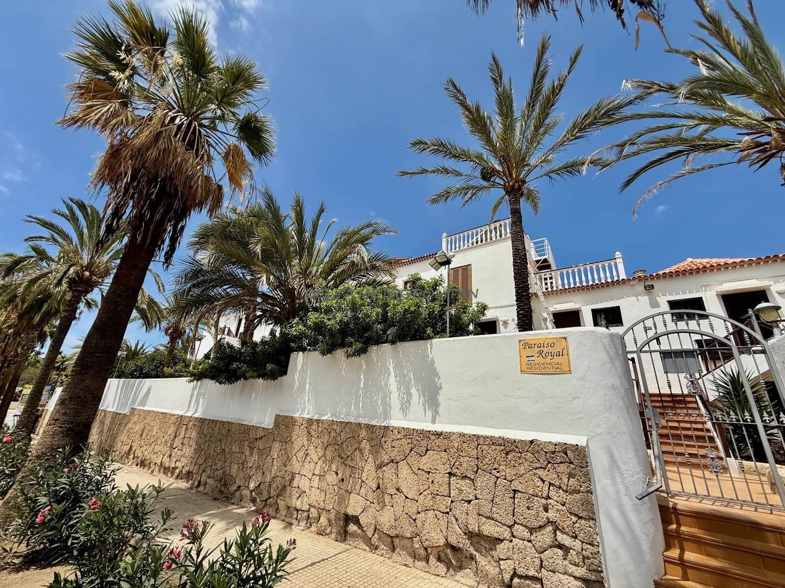 Studio for sale in Playa de las Americas with pool - € 264,999 (Ref: 9838621)