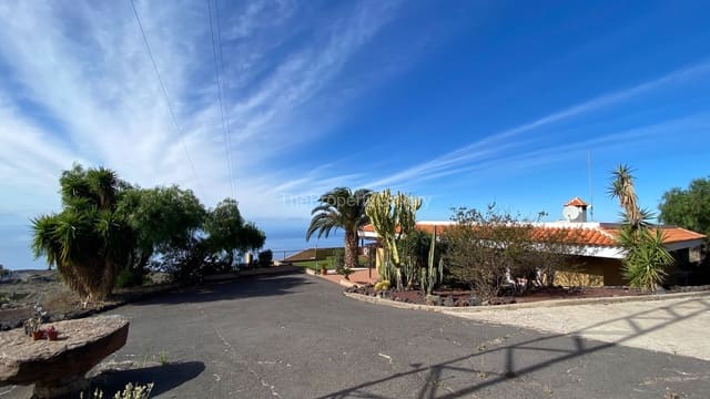 3 bedroom Villa for sale in Adeje with pool garage - € 1,011,000 (Ref: 8061992)