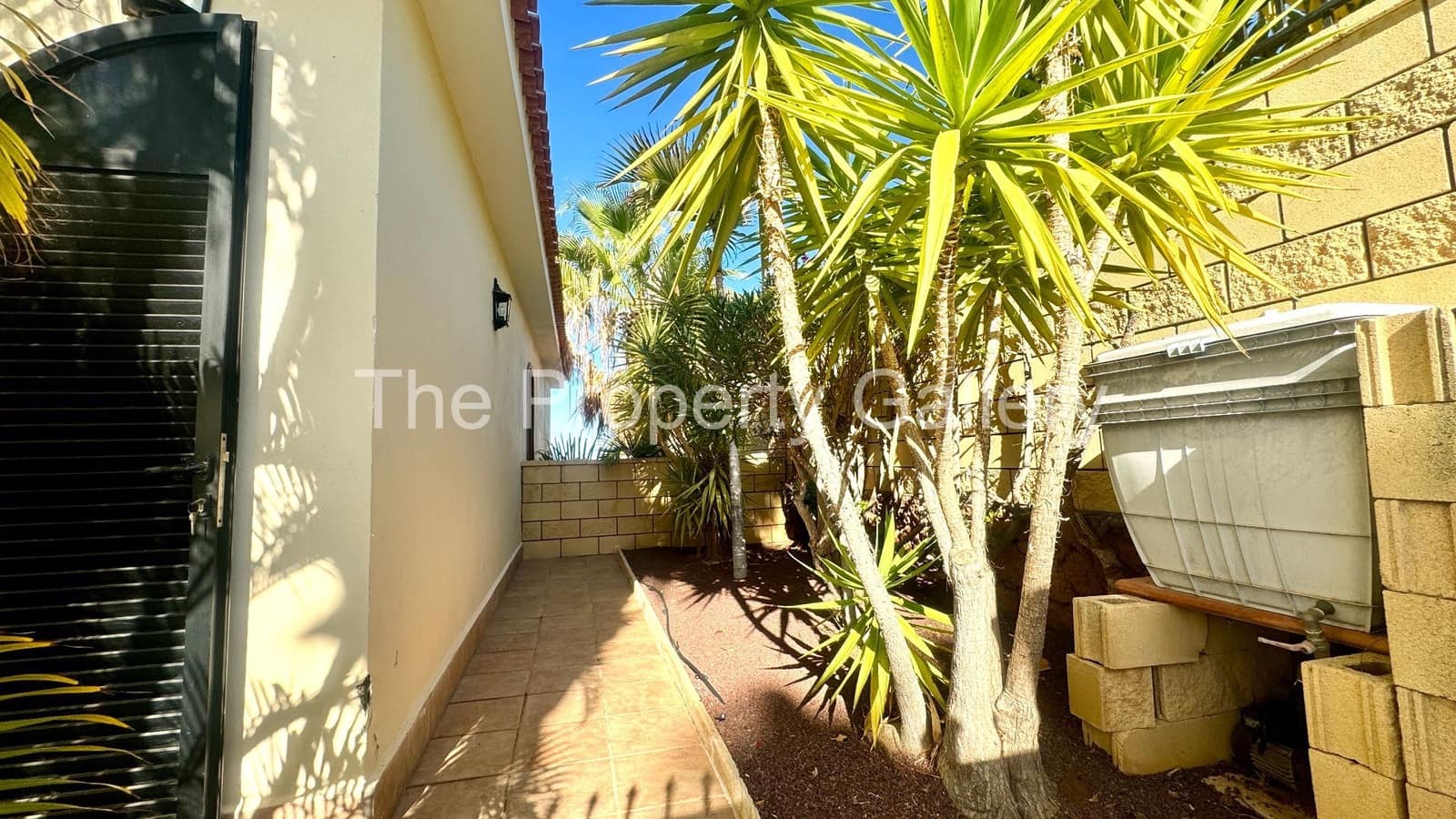 3 soveværelse Villa til salg i Playa del Duque med swimmingpool garage - € 2.199.000 (Ref: 8061999)