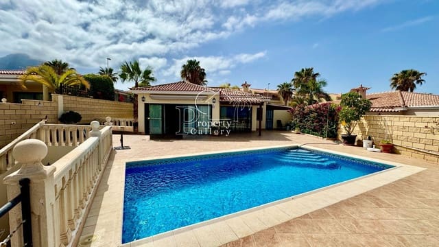 3 makuuhuone Huvila myytävänä paikassa Playa del Duque, Adeje mukana uima-altaan 
autotalli - 1 999 900 € (Ref: 8061999)