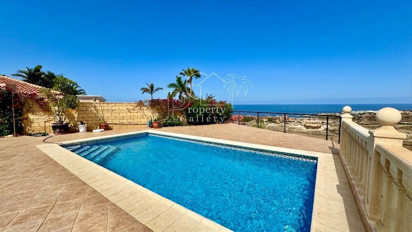 3 bedroom Villa for sale in Playa del Duque with pool garage - € 1,999,900 (Ref: 8061999)