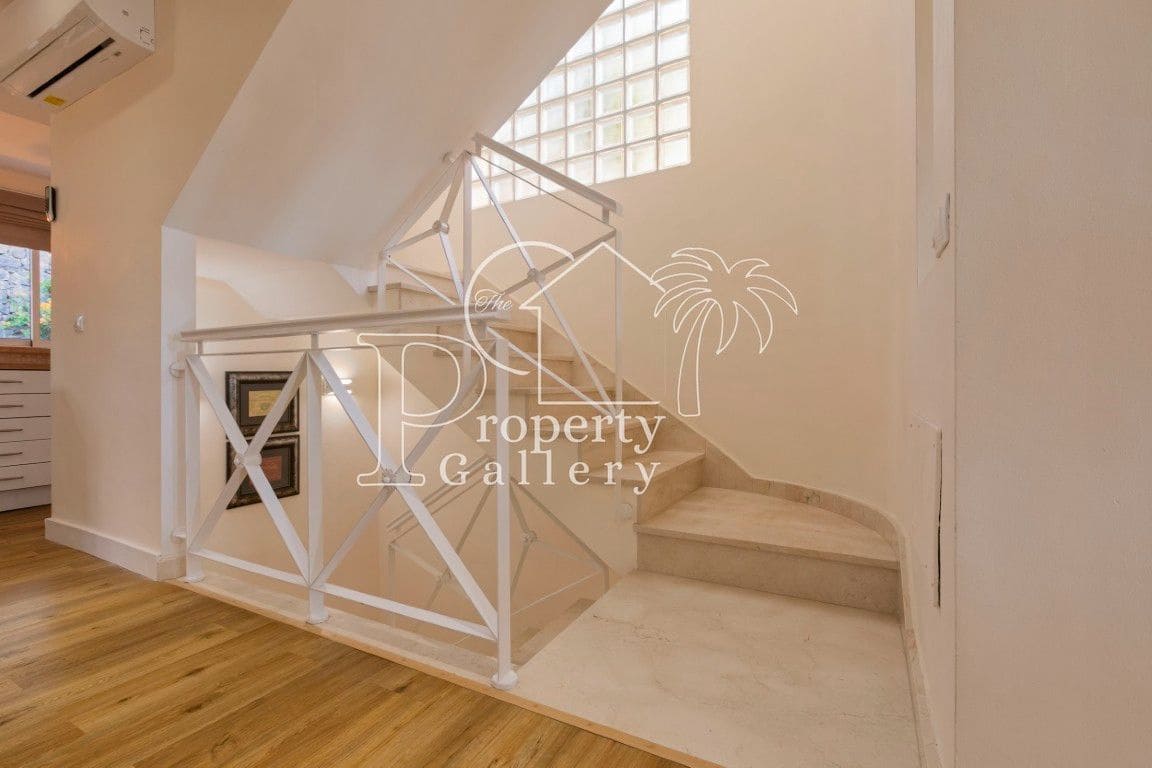 4 soveværelse Villa til salg i Puerto Santiago med swimmingpool garage - € 1.150.000 (Ref: 9113785)