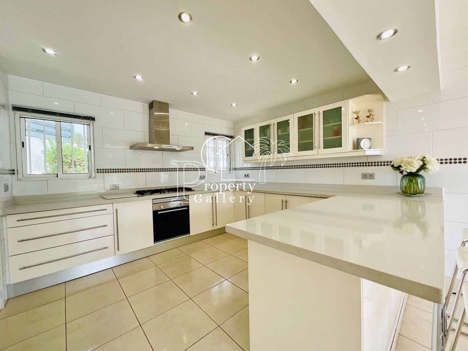 6 soveværelse Villa til salg i Costa Adeje med swimmingpool garage - € 3.800.000 (Ref: 9129450)