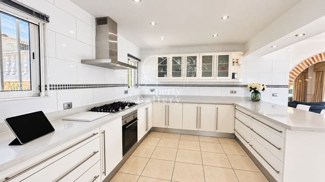6 makuuhuone Huvila myytävänä paikassa Playa de las Américas, Adeje mukana uima-altaan 
autotalli - 3 750 000 € (Ref: 9129450)