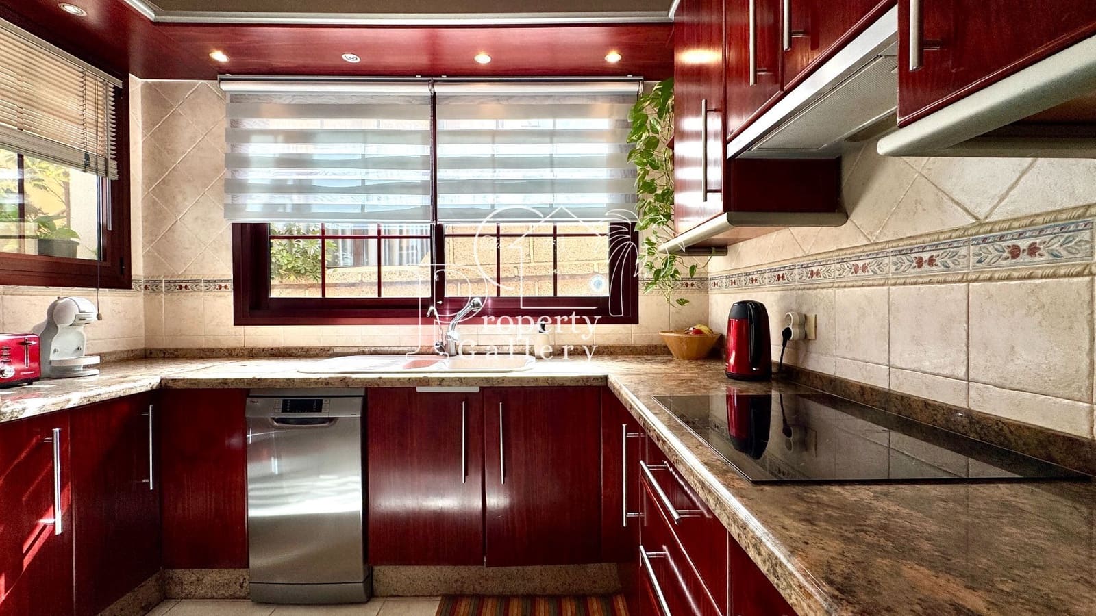 3 soveværelse Villa til salg i Arona med garage - € 485.000 (Ref: 9163371)