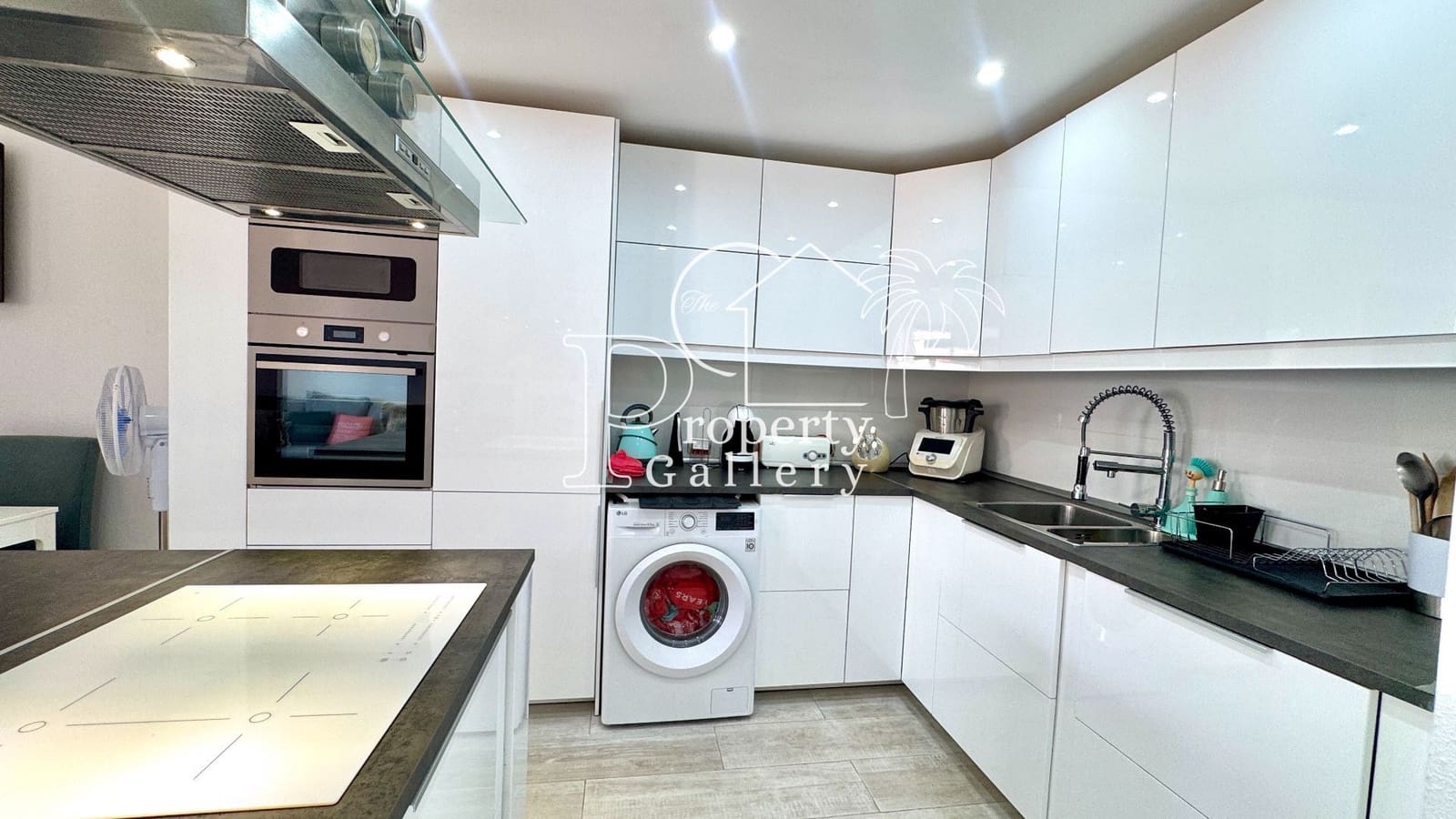 3 bedroom Townhouse for sale in Costa Adeje with garage - € 499,000 (Ref: 9358836)